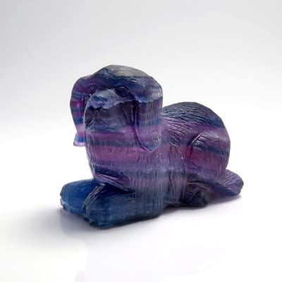 Cavill - Fluoriet Hond Figuur - 335 Karaat Fancy Slijpsel - Blauw-Paars Edelsteen Decoratief Sculptuur - Uniek Collectors Item
