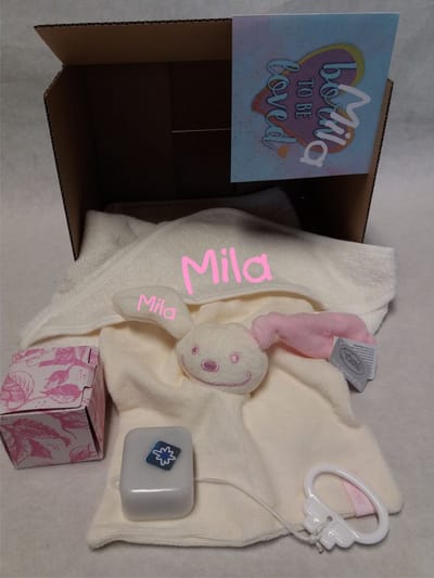 Kraam-kado-Baby kado-kraam cadeau-set met geborduurde naam op cape-Kraam mand-Baby geschenk set met funnies knuffeldoekje