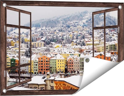 Gards Tuinposter Doorkijk Gekleurde Huisjes met Sneeuw in Oostenrijk - 60x40 cm - Tuindoek - Tuindecoratie - Wanddecoratie buiten - Tuinschilderij