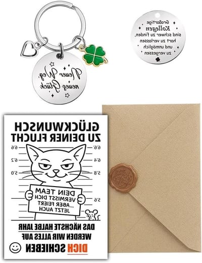 Grappige afscheidscadeau voor collega's met kaart, envelop en sleutelhanger, ideaal voor leraren en medewerkers bij vertrek of pensioen