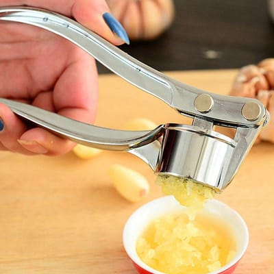 1 stuk robuuste knoflookpers, professionele knoflookpers en -hakker, ergonomisch knoflookpersapparaat met gemakkelijk te bedienen handvat, keukengadget brown