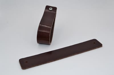 Leren handgrepen per stuk. Bruin Maat XL 21X3cm Italiaans vol nerf leder incl. stoere 26mm schroeven.