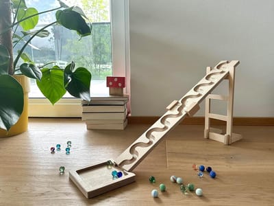Kogelbaanset Hout - Knikkerbaan Toren - Motoriek Ontwikkelen - Handgemaakt Oostenrijk - 30 cm Basis - Natuurlijk Hout