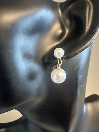 Goudkleurige fakepareloorsteker met een fakeparel | Make up | Parfum | Moederdag | Verjaardagscadeau| Cadeautje| Valentijnsdag| Kado | sieraden | vaderdag | oorbellen | oorsieraden