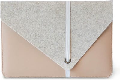 Laptophoes 15 inch / 15.6 inch - Beige - Met documentvak - Duurzaam - Wolvilt en appelleer - MARO | Made out of