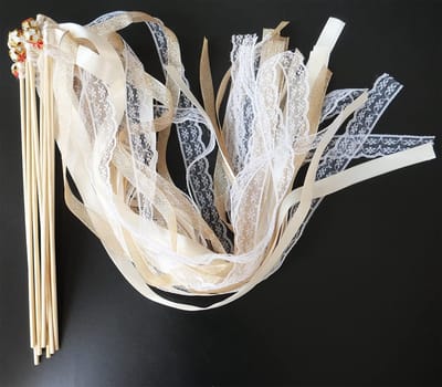 Dailygoods- Bruiloftstokjes 30 Stuks - Kanten Luchtslangen - Zijde Fee Stick - Klokken - Ivoor - 30 cm Stoklengte - Feeststokjes