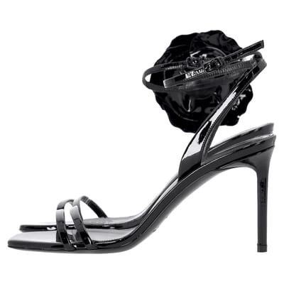 Saint Laurent Amber Flower-corsage Sandalen In Zwart Glanzend Leer