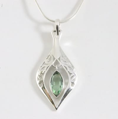 Opengewerkte zilveren hanger met groene amethist aan ketting