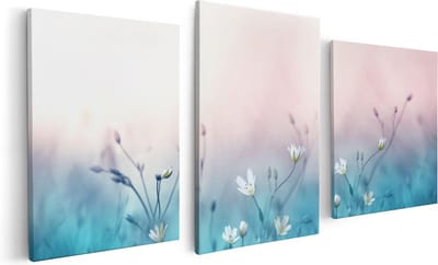 Artaza Canvas Schilderij Drieluik Witte Bloemen Op Een Blauw Achtergrond - 120x60 cm - Wanddecoratie Woonkamer - Schilderijen - Muurdecoratie