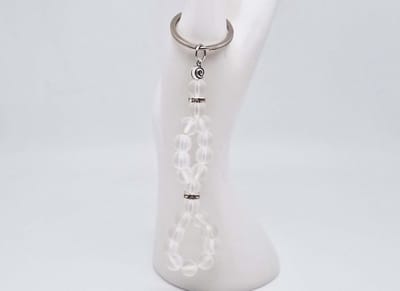 Handgemaakte Vis sleutelhanger van natuursteen " Selenite" en metaal - diameter kralen 8mm - Aantal stenen21- Een mooi cadeau-idee en een bijzonder aandenken