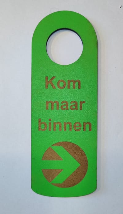 Djemzy - deur bordje - Deurhanger - kom maar binnen - niet storen aub - rood,groen - dubbelzijdig - laser gegrafeerd hout - 6 mm mdf