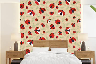 Behang - Fotobehang Lieveheersbeestje - Bladeren - Design - Breedte 220 cm x hoogte 240 cm