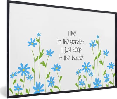 Fotolijst incl. Poster - I live in the garden I just sleep in the house - Spreuken - Quotes - 60x40 cm - Posterlijst
