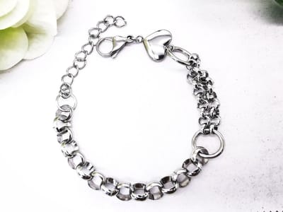 Armband - Robuuste - RVS - Jasseron schakels - hartvormige sluiting - zilverkleurige - L 21 + 5cm * Br 9mm. Deze armband is een prachtige aanwinst voor elke sieradencollectie. Voel je geweldig met deze designarmband!
