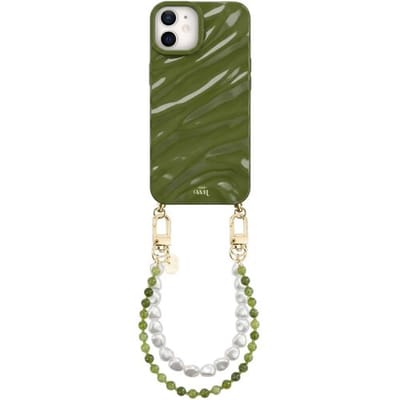 xoxo Wildhearts Green Glaze telefoonhoesje met koord - geschikt voor iPhone 12 - Deep Olives & Pearls - Dream hoesje met telefoonkoord - Glimmende silicone case met plooien - Kralenketting met korte parelketting - Groen