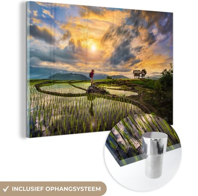 ® Glasschilderij 180x120 cm - Schilderij acrylglas - De mooie rijstvelden van Thailand onder een geweldig gekleurde lucht - Foto op glas - Muurdecoratie woonkamer - Wanddecoratie slaapkamer - Schilderijen