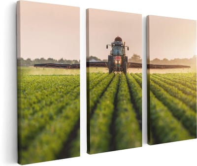 Artaza Canvas Schilderij Drieluik Rode Tractor op het Veld aan het Sproeien - 120x80 - Foto Op Canvas - Canvas Print
