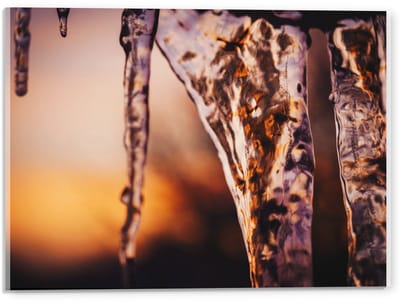 Acrylglas - Vallend Water met Oranje Gloed - 40x30cm Foto op Acrylglas (Met Ophangsysteem)