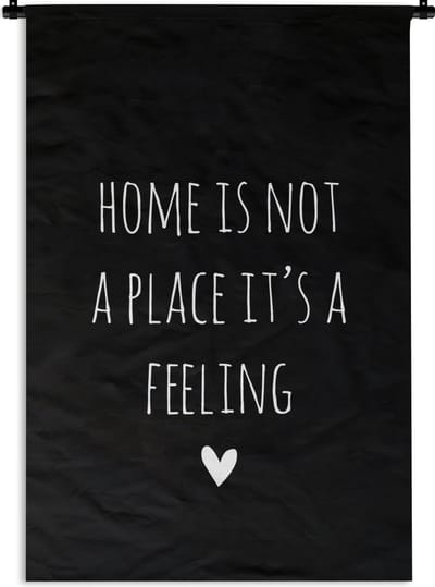 Wandkleed - Wanddoek - Engelse quote "Home is not a place it's a feeling" met een hartje op een zwarte achtergrond - 60x90 cm - Wandtapijt