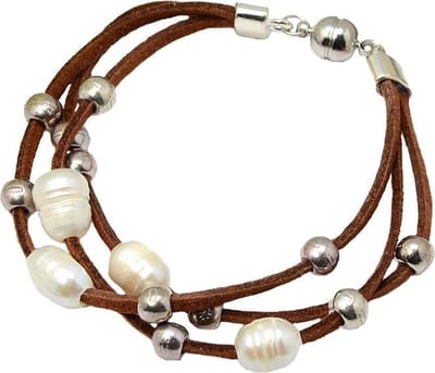 Zoetwater parel armband Aafke - echte witte parels - bruin suède - magneetslot - luxe sieraden zakje - parel armband dames - zoetwaterparel