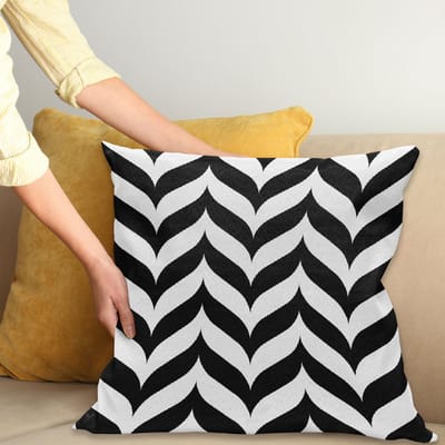 ABAKUHAUS – Moderne Chevron Retro Kussenhoes – Dubbelzijdig bedrukt – Zwart 45x45 cm