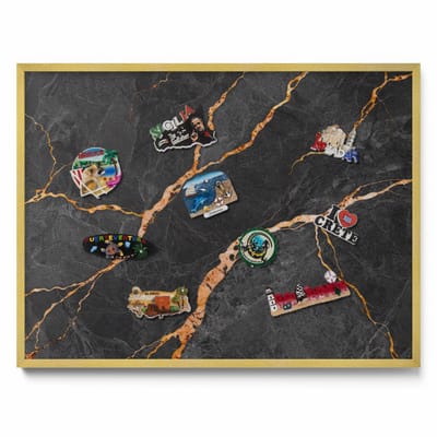Tulup Magneetbord met Gouden Frame - Zwart Magnetisch Bord met Kleurvariaties - 80 cm x 60 cm - Versierd donker marmer - Magnetisch Bord Muurbevestiging - Memobord voor Keuken - Magnetisch Wandbord