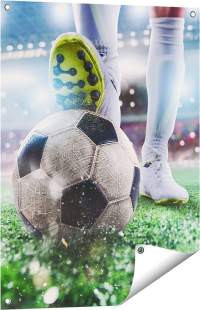 Gards Tuinposter Voetbalspeler met de Bal in het Stadion - 60x80 cm - Tuindoek - Tuindecoratie - Wanddecoratie buiten - Tuinschilderij