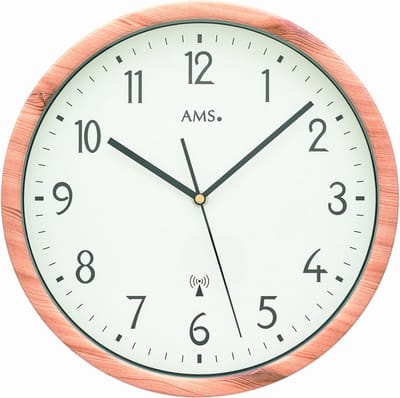 AMS F5576 - Wandklok - Analoog - Kunststof behuizing in houtlook - Rond - Radiogestuurde tijdsaanduiding - Mineraal Glas - Cijfers - Beige - Wit - D30
