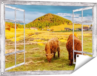 Gards Tuinposter Doorkijk Twee Schotse Hooglanders bij een Dorp - 90x60 cm - Tuindoek - Tuindecoratie - Wanddecoratie buiten - Tuinschilderij
