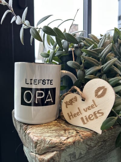 Creaties van Hier - Beker - Black & White mok - Liefste opa - met houten hartje Liefs - Vaderdag