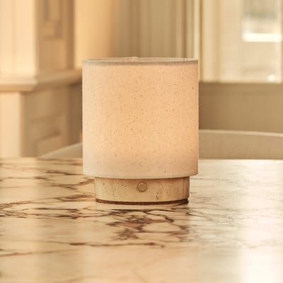 Tavellio Dou Small – Oplaadbare Tafellamp – Travertine Marmer – Creme Linnenkap – Beige