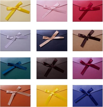 Dailygoods - 12 stuks gekleurde enveloppen, enveloppen voor bruiloftsuitnodigingen, cadeauzakjes met linten, envelop van kraftpapier, voor uitnodigingen, bruiloft, verjaardag, Kerstmis, doe-het-zelf, 17,5 x