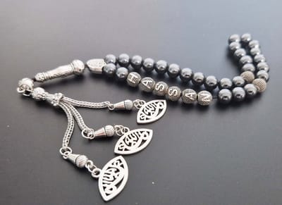 Handgemaakte naam tasbih 33 Kralen Natuursteen “Hematiet ” - met metaal tassel “Ogen"- Met je naam of de naam van uw geliefde- 8 mm diameter van de korrel