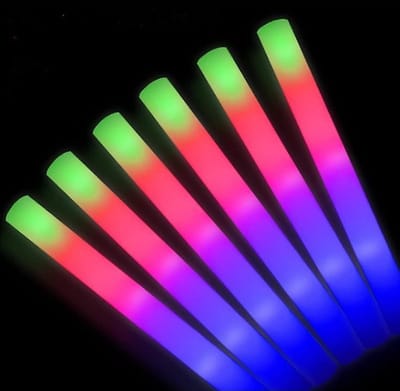 Foam sticks multicolor 3 kleuren 80 stuks - glow in the dark - neon - feestje en partijen - lichtstaaf - meerkleurig - versiering - party