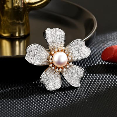 Dames Licht Luxe Design Modieuze Imitatie Parel Zirkoon Bloem Broche Elegant En Veelzijdig Niche Design Broche white