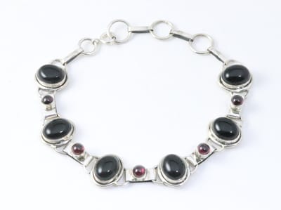Zware zilveren armband met onyx en granaat