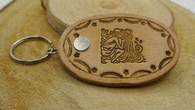 Leren beige sterrenbeelden sleutelhanger " WATERMAN " datums 20 januari – 18 februari - AQUARIUS zodiac sign keyring - sterrenbeeld keyring - verjaardags cadeau sterrenbeelden sleutelhangers - lederen sleutelhangers dierenriem