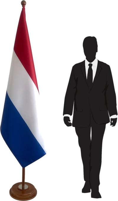 Nederlandse vlag met standaard en mast – Vloerstandaard vlag kantoor – 100x150 cm dubbelzijdig – Luxe houten vlaggenmast met zilveren accessoires