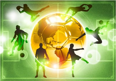Fotobehangkoning - Behang - Vliesbehang - Fotobehang Voetbal - Voetballers - Gouden Bal - 150 x 105 cm