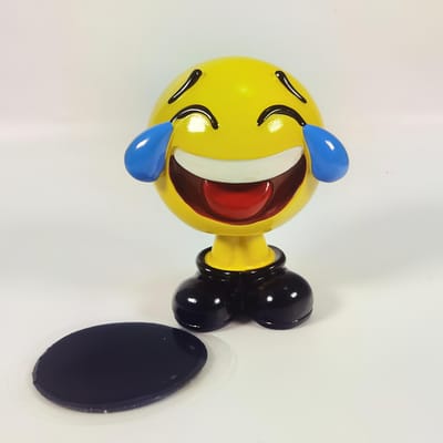 Een Creatief Leuk Auto-Ornament, Een Decoratief Stuk voor Het Auto Dashboard en Bureau, Uniek en Gepersonaliseerd Accessoire, Wordt Geleverd met Een Zwart Kussentje.