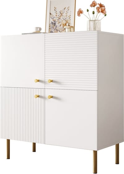 Modern wit sideboard met verticale deurstructuur - Zinklegering grepen en stalen poten - Stabiel MDF, minimalistisch design - Geschikt voor woonkamer, slaapkamer en hal