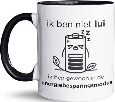 NietMokken.nl – Mok met Tekst voor Luie Mensen – 325 ml - Grappige Beker “Ik ben niet lui, ik ben in de energiebesparingsmodus” – Humor Tas voor Kantoor en Thuis – Magnetron- en Vaatwasserbestendig – Dubbelzijdig Bedrukt – Leuk Cadeau voor Collega’s