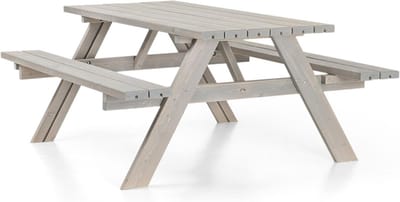 Klassieke houten picknicktafel met opvouwbare stoelen voor tuin en terras