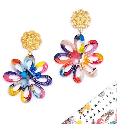 Jeannette-Creatief® - Resin - Resin Oorhangers Flowerpower Colormix & RVS Gouden Flower Oorstekers - Oorbellen - Bloemen - Vrolijke Oorbellen - Oorhangers - Zomersieraden - Oorbellen met Bloemen - Moederdag