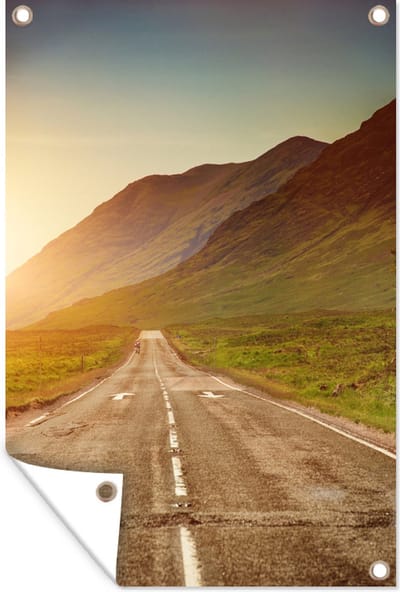 Tuinposter - Tuindoek - Tuinposters buiten - weg tussen de bergen tijdens zonsondergang in Glen Coe - 80x120 cm - Tuin