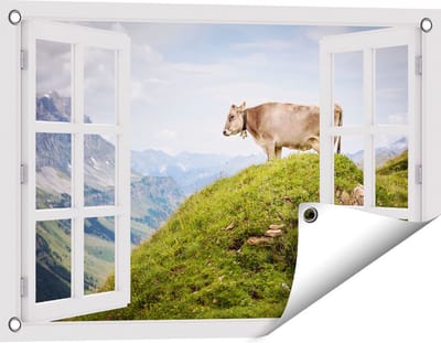 Gards Tuinposter Doorkijk Koe in de Bergen - 60x40 cm - Tuindoek - Tuindecoratie - Wanddecoratie buiten - Tuinschilderij