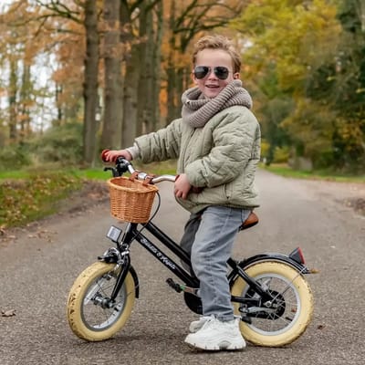 Kinderfiets 12 inch met zijwieltjes zwart, vanaf 3 jaar Retro Rider met mandje - Bandits and Angels