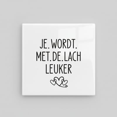 Je Wordt Met De Lach Leuker – Schattige Quote Keramische Tegel 15 × 15 cm | Minimalistische Hart Woondecoratie Cadeau
