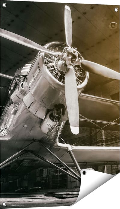 Gards Tuinposter Oud Vliegtuig in een Hangar - Zwart Wit - 60x90 cm - Tuindoek - Tuindecoratie - Wanddecoratie buiten - Tuinschilderij