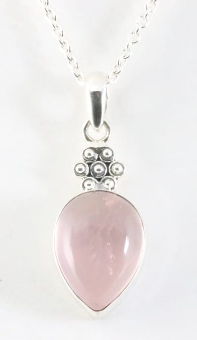 Bewerkte zilveren hanger met rozenkwarts aan ketting